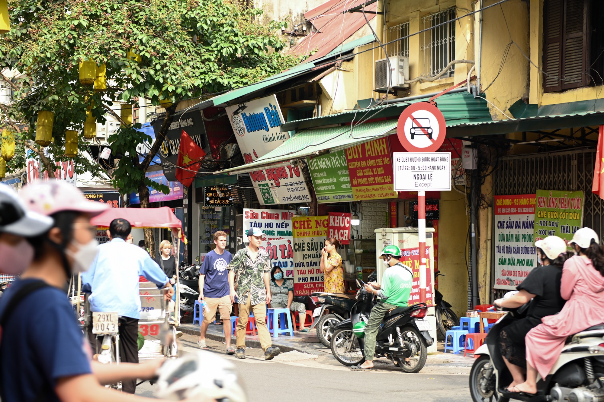 Nhiều tuyến phố, đặc biệt ở khu vực phố cổ, hồ Gươm, Tr&agrave;ng Tiền... tấp nập du kh&aacute;ch quốc tế.