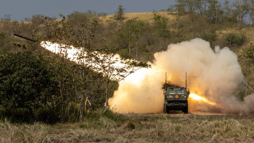 G&oacute;i viện trợ mới nhất của Mỹ cho Ukraine bao gồm đạn dược cho hệ thống t&ecirc;n lửa HIMARS. Ảnh: Reuters