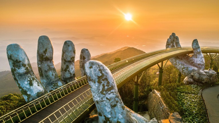 Cầu V&agrave;ng (B&agrave; N&agrave; Hills, Đ&agrave; Nẵng) &ndash; một trong những c&ocirc;ng tr&igrave;nh l&agrave;m n&ecirc;n biểu tượng mới của du lịch Việt Nam.