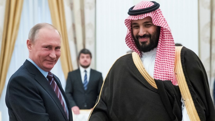 Tổng thống Nga Vladimir Putin v&agrave; Th&aacute;i tử Saudi Arabia Mohammed bin Salman. Ảnh: Reuters