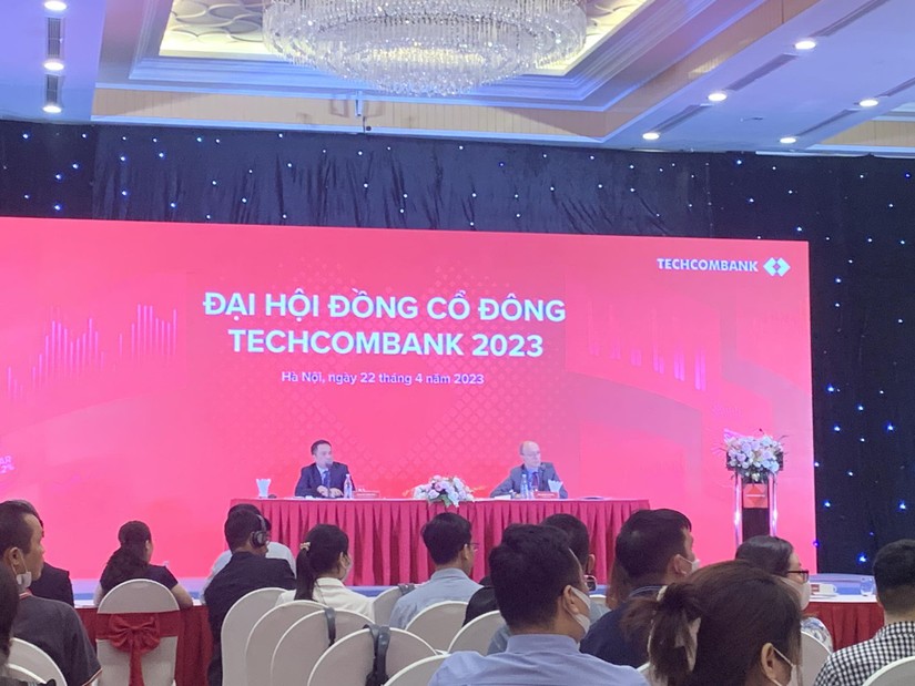 L&atilde;nh đạo Techcombank trong phi&ecirc;n thảo luận c&ugrave;ng cổ đ&ocirc;ng. (Ảnh: Thu Trang)