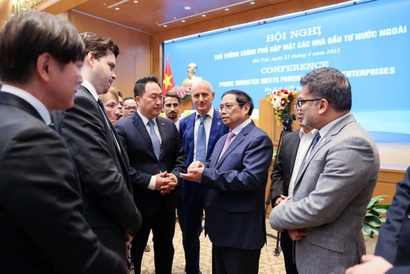 Thủ tướng Phạm Minh Ch&iacute;nh trao đổi với c&aacute;c nh&agrave; đầu tư, c&aacute;c doanh nghiệp b&ecirc;n lề Hội nghị. Ảnh: VGP