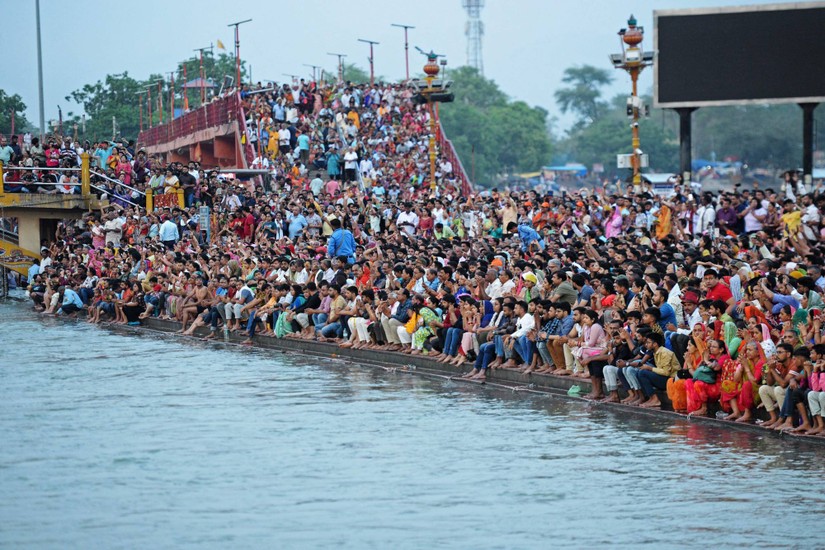 C&aacute;c t&iacute;n đồ tụ tập để tham dự buổi cầu nguyện b&ecirc;n bờ s&ocirc;ng Hằng, Haridwar, bang Uttarakhand, Ấn Độ, ng&agrave;y 23/4. Ảnh: AFP