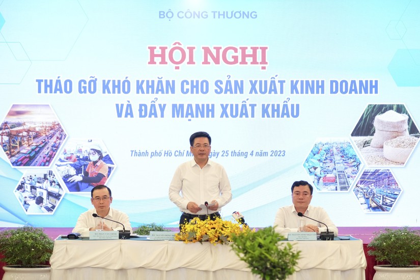 Bộ trưởng C&ocirc;ng Thương Nguyễn Hồng Di&ecirc;n đ&atilde; chủ tr&igrave; Hội nghị Th&aacute;o gỡ kh&oacute; khăn trong sản xuất kinh doanh v&agrave; đẩy mạnh xuất khẩu tại TP HCM. Ảnh: Bộ C&ocirc;ng Thương