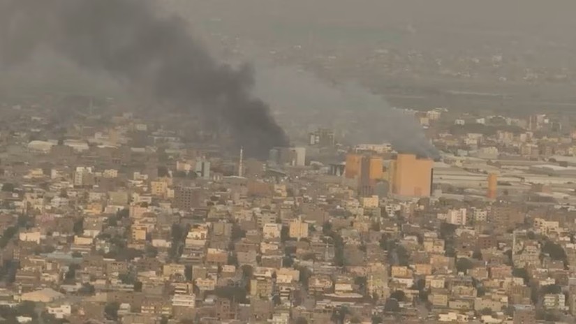 Kh&oacute;i bốc l&ecirc;n từ Khu c&ocirc;ng nghiệp nhẹ ph&iacute;a Bắc Khartoum, Sudan, ng&agrave;y 23/4. Ảnh: Reuters