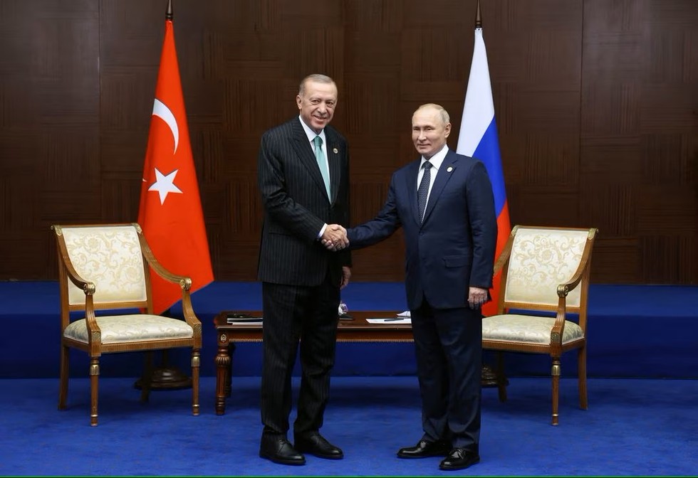 Tổng thống Nga Vladimir Putin v&agrave; Tổng thống Thổ Nhĩ Kỳ Tayyip Erdogan gặp nhau b&ecirc;n lề hội nghị cấp cao lần thứ 6 của Hội nghị về Tương t&aacute;c v&agrave; C&aacute;c biện ph&aacute;p x&acirc;y dựng l&ograve;ng tin ở Ch&acirc;u &Aacute; (CICA), tại Astana, Kazakhstan ng&agrave;y 13/10/2022. Ảnh: Reuters