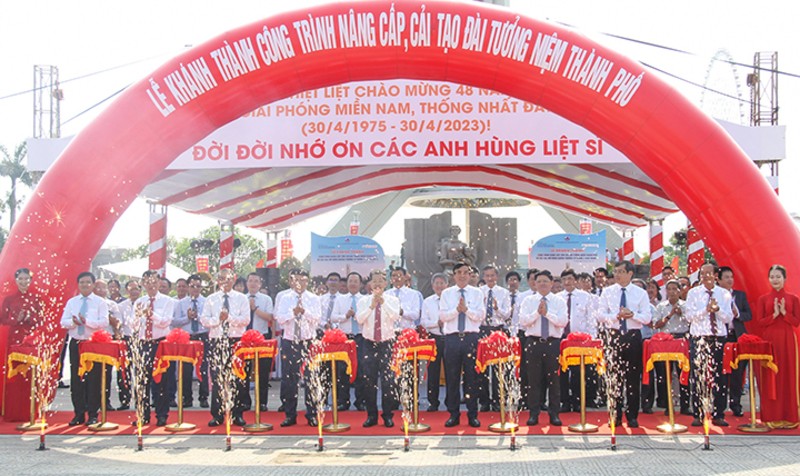 C&aacute;c đại biểu cắt băng kh&aacute;nh th&agrave;nh c&ocirc;ng tr&igrave;nh n&acirc;ng cấp, t&ocirc;n tạo Đ&agrave;i Tưởng niệm th&agrave;nh phố v&agrave; cải tạo, mở rộng quảng trường 29/3. Ảnh: Danang.gov