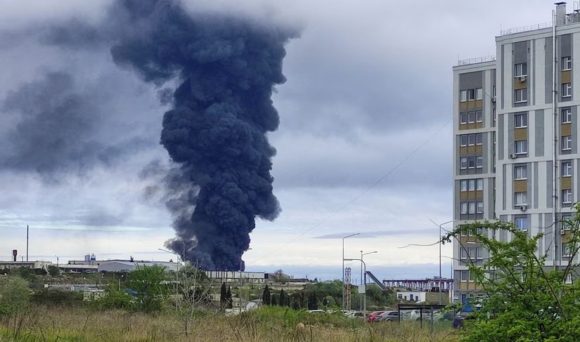 Hiện trường kho chứa dầu tại Sevastopol bốc ch&aacute;y sau vụ tấn c&ocirc;ng. Ảnh: Reuters