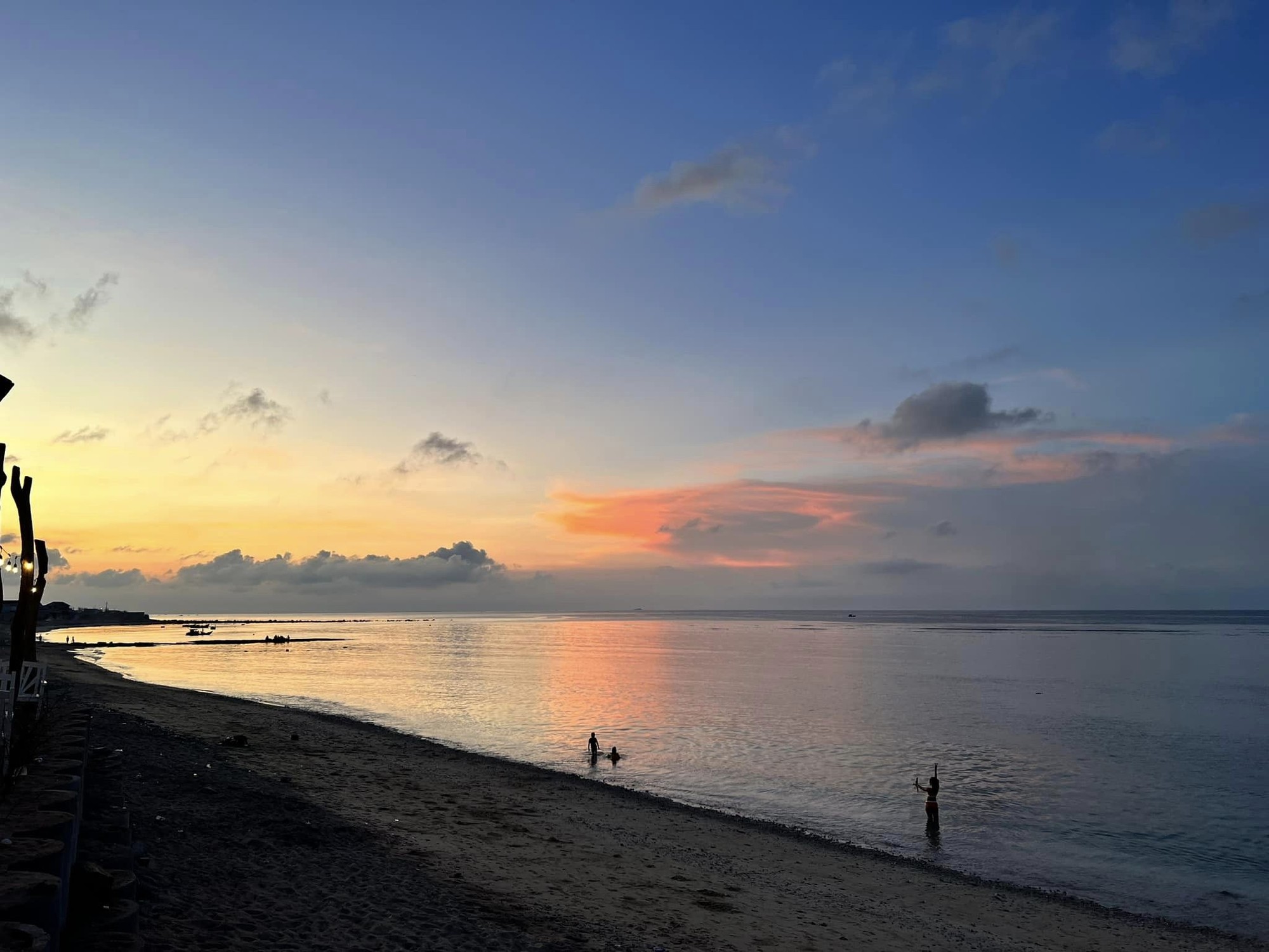 Ho&agrave;ng h&ocirc;n tr&ecirc;n biển