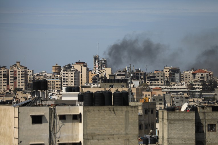 Kh&oacute;i bốc l&ecirc;n ở Bệnh viện Al Shifa, Dải Gaza, sau khi Israel đ&aacute;nh bom v&agrave;o cơ sở n&agrave;y, ng&agrave;y 21/3. Ảnh: Getty Images