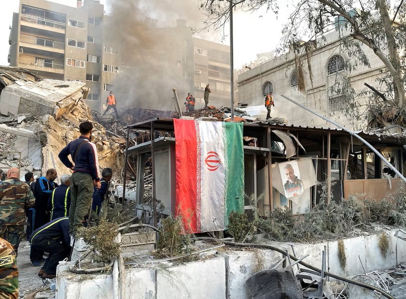 Khung cảnh khu đại sứ qu&aacute;n Iran tại Syria bị tấn c&ocirc;ng ng&agrave;y 1/4/2024. Ảnh: Reuters