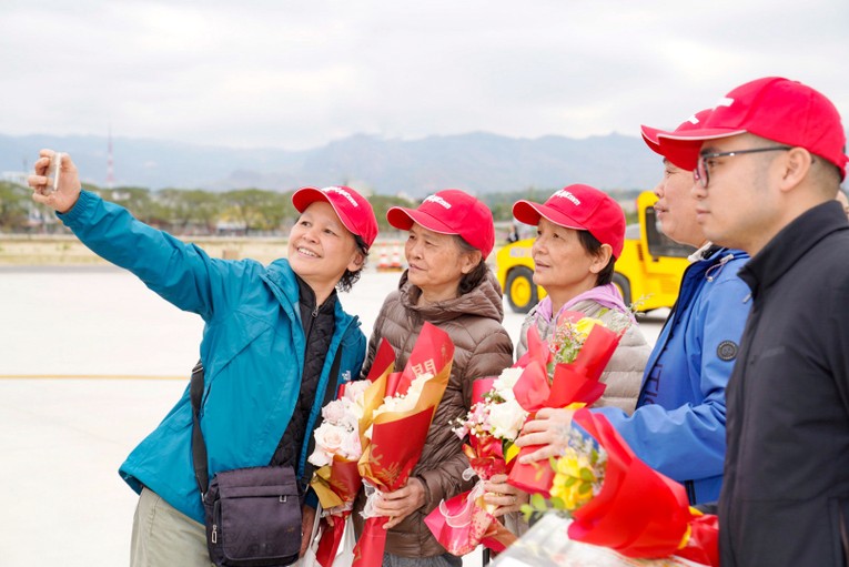 Những h&agrave;nh kh&aacute;ch trong chuyến bay đầu ti&ecirc;n của Vietjet kết nối H&agrave; Nội với Điện Bi&ecirc;n trong dịp kỷ niệm 70 năm Chiến thắng Điện Bi&ecirc;n Phủ. Ảnh: TL