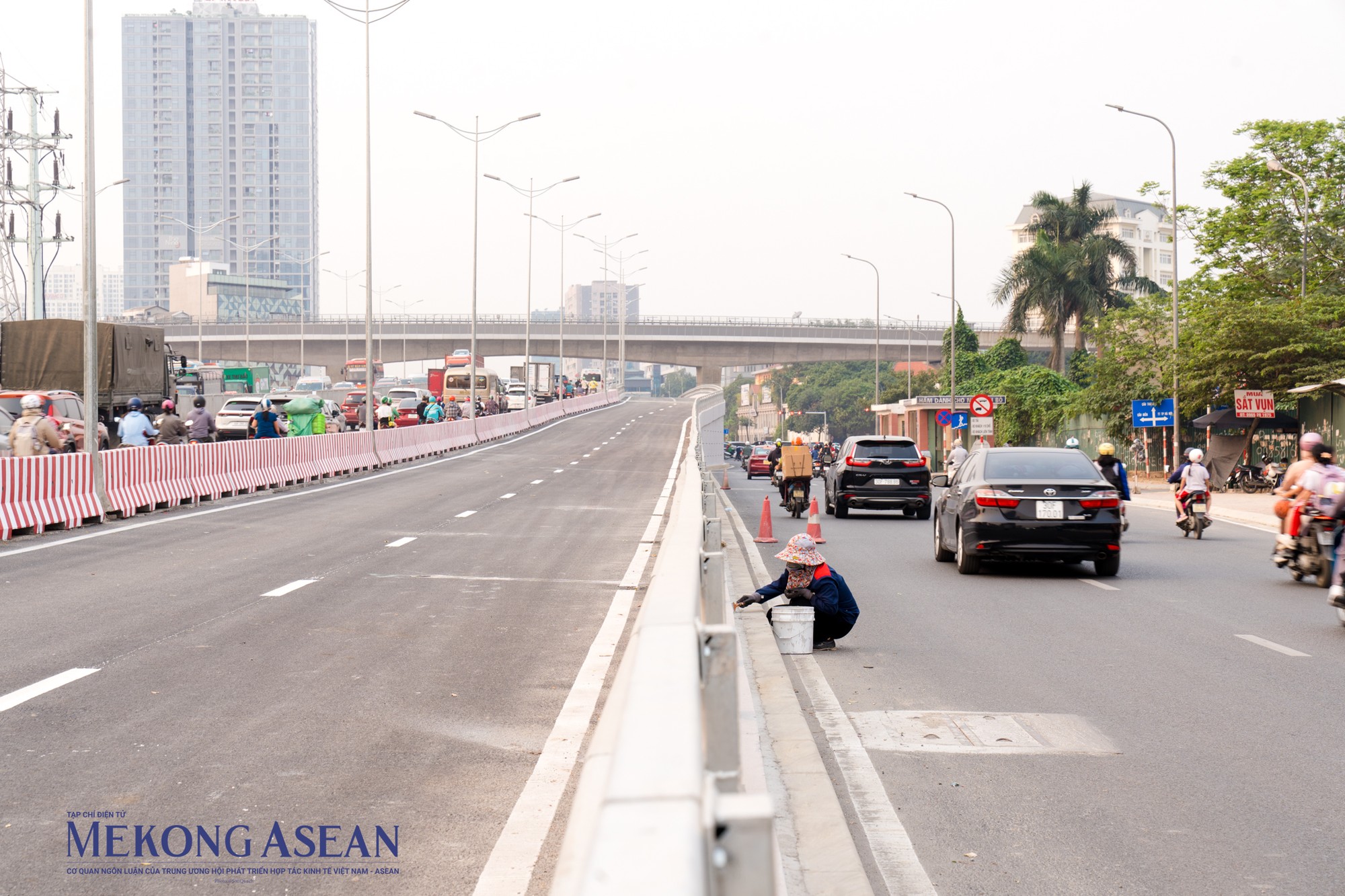 Cầu vượt th&eacute;p nh&igrave;n từ Phạm H&ugrave;ng sang Phạm Văn Đồng hiện đ&atilde; ho&agrave;n thiện lan can, dải ph&acirc;n c&aacute;ch giữa v&agrave; đ&egrave;n chiếu s&aacute;ng.