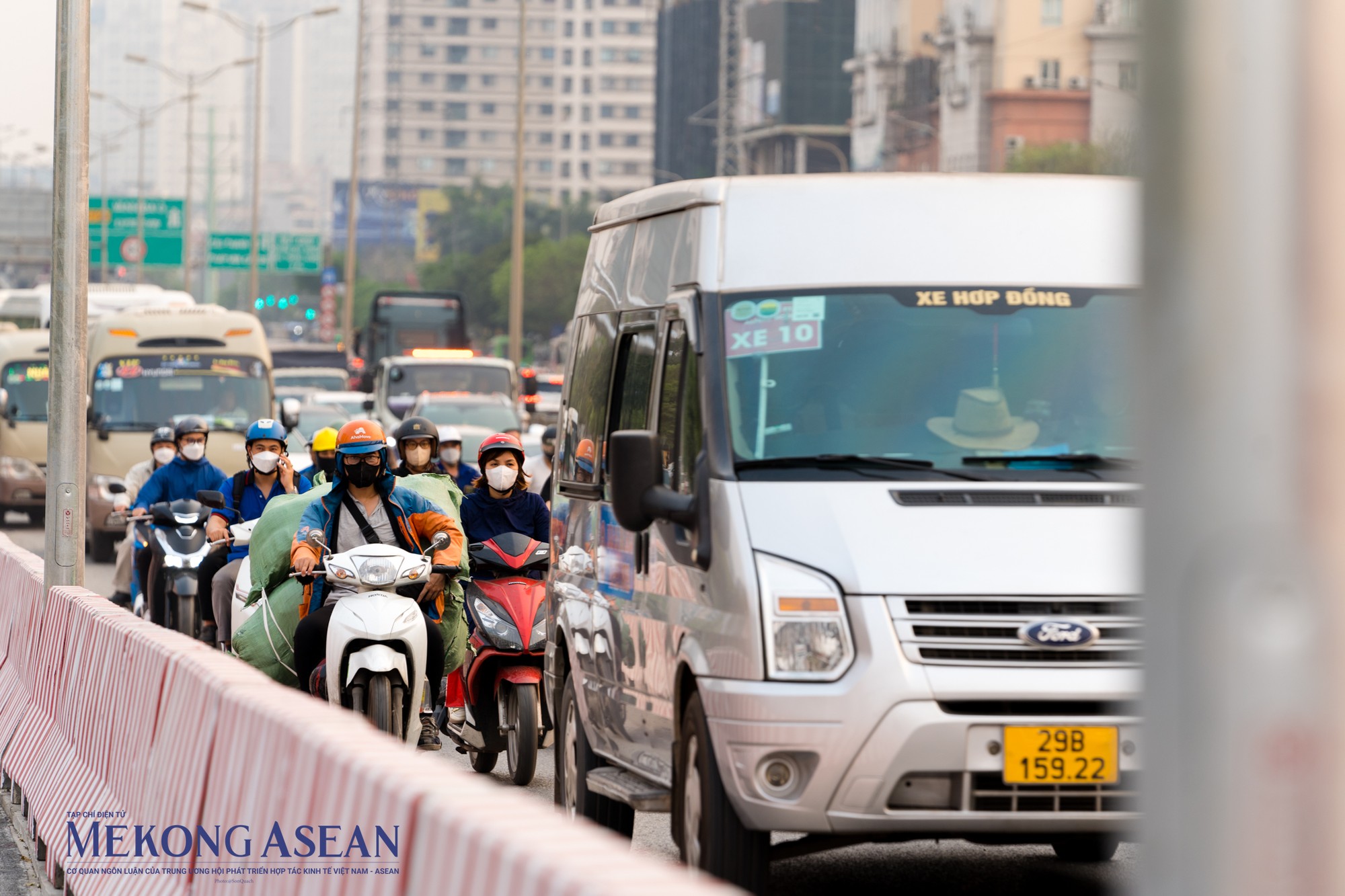 N&uacute;t giao Mai Dịch l&agrave; n&uacute;t giao th&ocirc;ng th&ocirc;ng 3 tầng, c&oacute; v&agrave;nh đai 3 v&agrave; đường sắt đ&ocirc; thị Nhổn - ga H&agrave; Nội đi qua. Đ&acirc;y l&agrave; n&uacute;t giao quan trọng ở ph&iacute;a T&acirc;y Thủ đ&ocirc;, thường xuy&ecirc;n xảy ra &ugrave;n tắc.