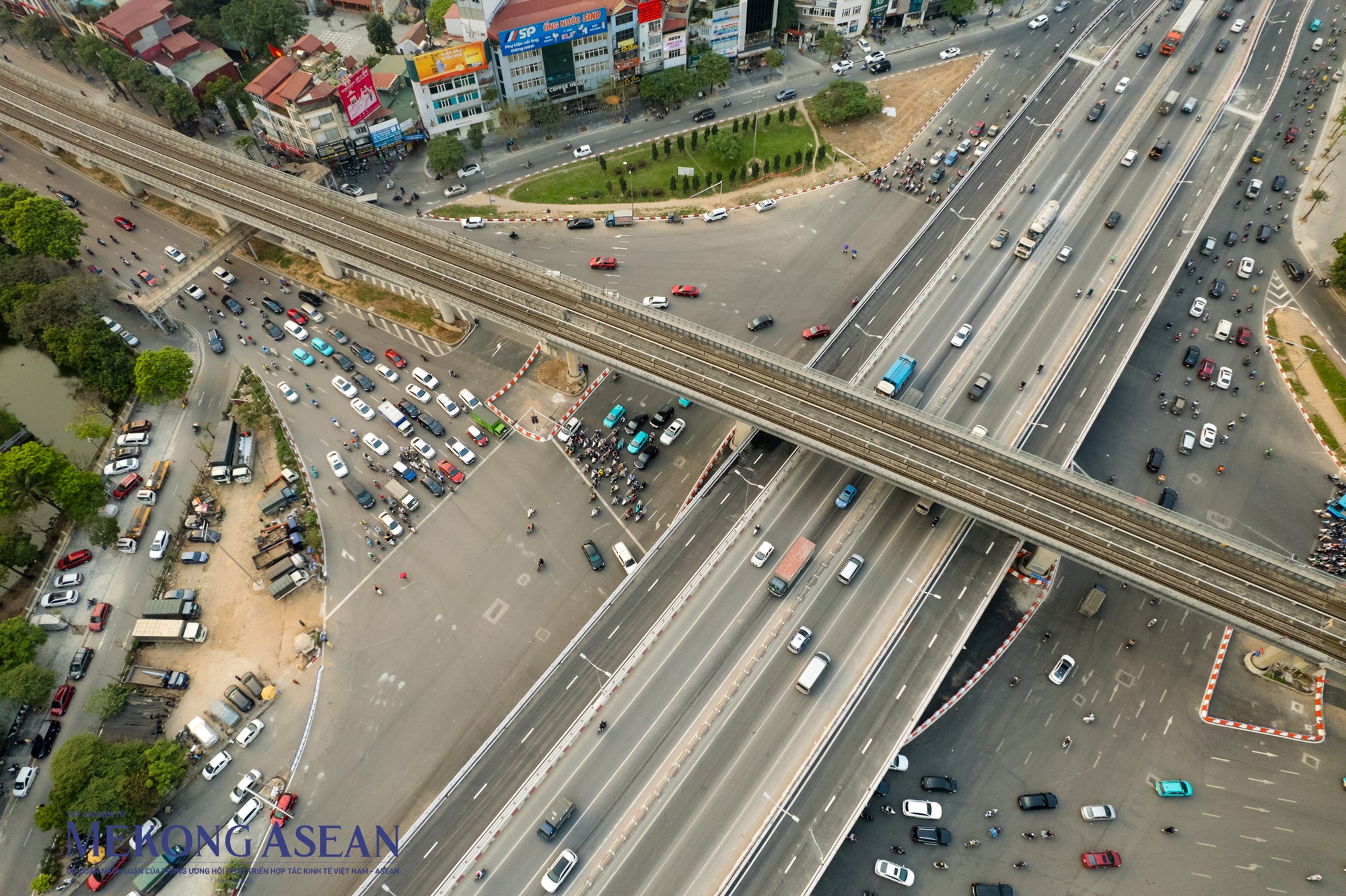 Dự kiến, phương &aacute;n tổ chức giao th&ocirc;ng sau khi th&ocirc;ng xe to&agrave;n bộ 4 l&agrave;n xe của cầu vượt Mai Dịch x&acirc;y trước đ&oacute; sẽ được t&aacute;ch ri&ecirc;ng l&agrave;m 4 l&agrave;n xe &ocirc;t&ocirc; kết nối với tuyến đường V&agrave;nh đai 3 tr&ecirc;n cao. Với hai l&agrave;n xe ở cầu vượt th&eacute;p vừa được x&acirc;y dựng, dự kiến sẽ tổ chức th&agrave;nh hai l&agrave;n xe hỗn hợp (gồm &ocirc;t&ocirc;, xe m&aacute;y) lưu th&ocirc;ng trong khu vực đ&ocirc; thị.