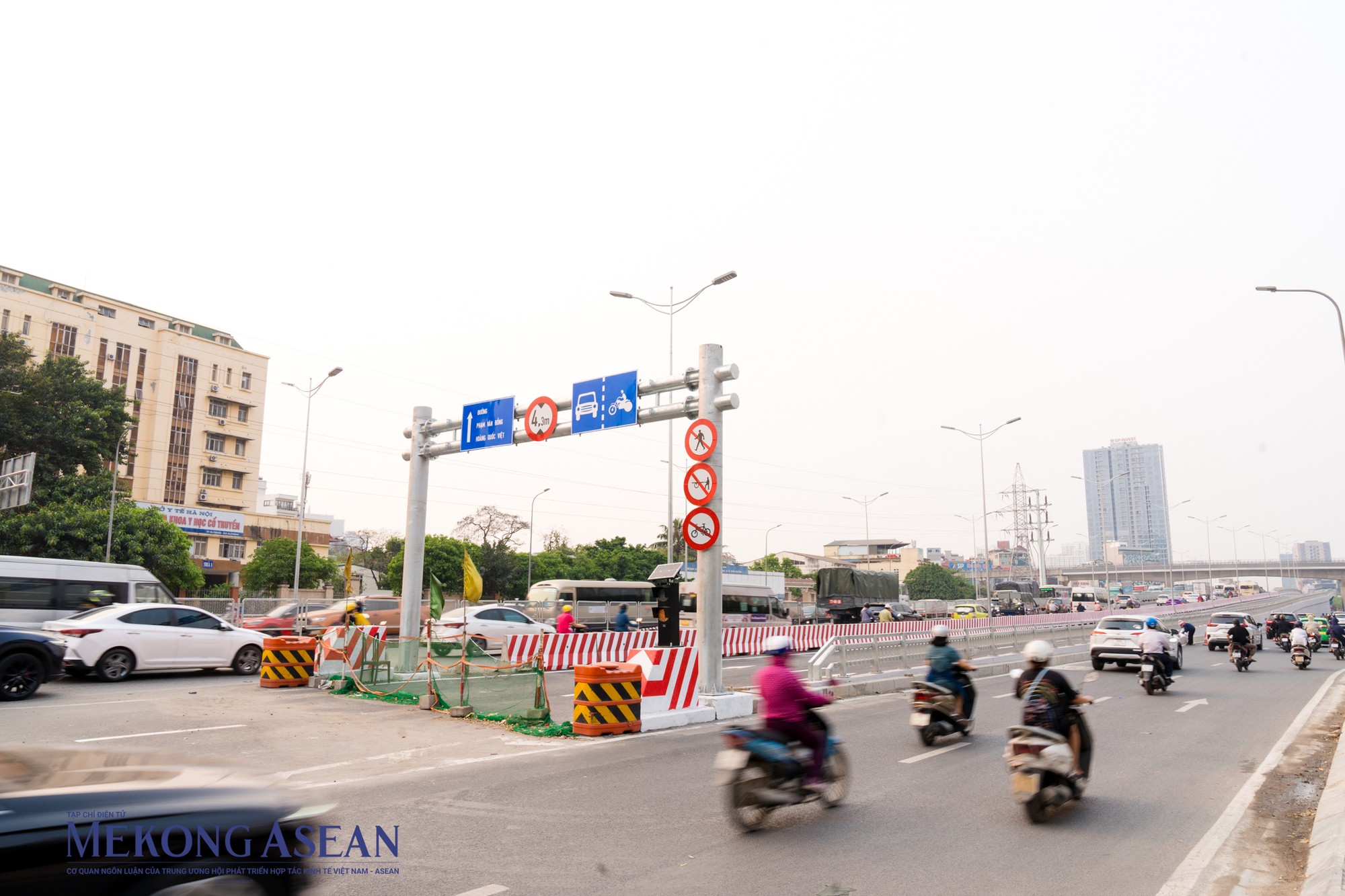 Tại thời điểm ng&agrave;y 4/2, c&ocirc;ng tr&igrave;nh đ&atilde; cơ bản ho&agrave;n th&agrave;nh. Gi&aacute; long m&ocirc;n hạn chế chiều cao xe qua cầu vượt th&eacute;p. Người đi bộ, đi xe đạp, xe th&ocirc; sơ bị cấm l&ecirc;n cầu.