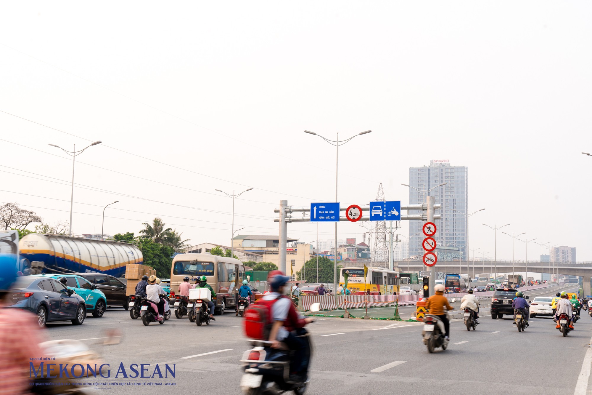 Như Mekong ASEAN đ&atilde; đưa tin, v&agrave;o thời điểm trước khi dự &aacute;n về đ&iacute;ch, việc ph&acirc;n luồng giao th&ocirc;ng tại cầu vượt Mai Dịch cũ gặp nhiều kh&oacute; khăn.