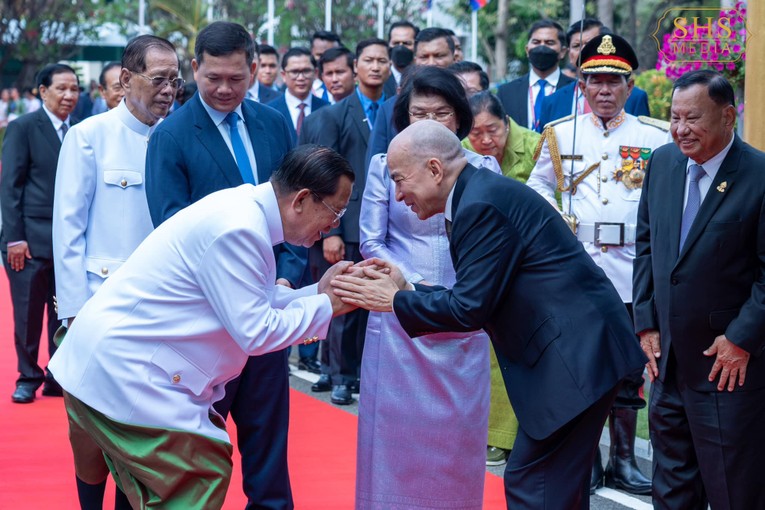 &Ocirc;ng Hun Sen c&uacute;i ch&agrave;o Quốc vương Norodom Sihamoni, ng&agrave;y 3/4. Ảnh: Facebook/Samdech Hun Sen of Cambodia