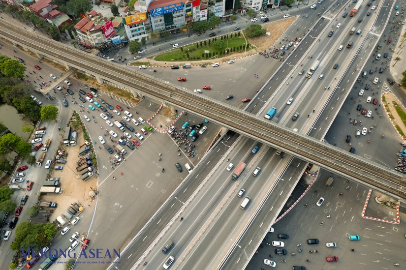 Cầu vượt Mai Dịch nh&igrave;n từ tr&ecirc;n cao. Ảnh: Qu&aacute;ch Sơn.