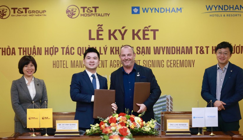 Đại diện l&atilde;nh đạo Tập đo&agrave;n T&amp;amp;amp;T Group v&agrave; Wyndham Hotels &amp;amp;amp; Resorts Asia Pacific trao thỏa thuận hợp t&aacute;c