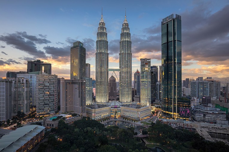 Th&aacute;p đ&ocirc;i Petronas tại Thủ đ&ocirc; Kuala Lampur (Malaysia), từng giữ danh hiệu t&ograve;a nh&agrave; cao nhất thế giới v&agrave;o thời điểm kh&aacute;nh th&agrave;nh, v&agrave; hiện vẫn l&agrave; t&ograve;a th&aacute;p đ&ocirc;i cao nhất thế giới.