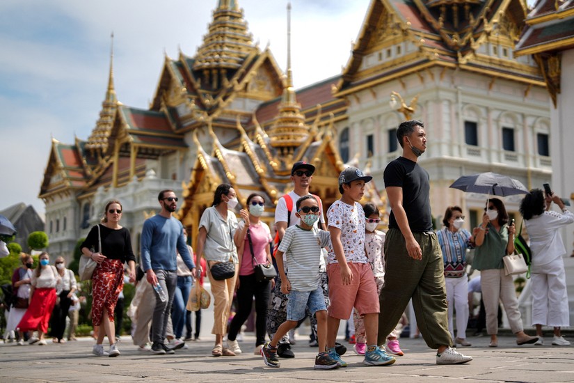 Kh&aacute;ch du lịch tham quan Cung điện Ho&agrave;ng gia ở Bangkok, Th&aacute;i Lan. Ảnh: China Daily