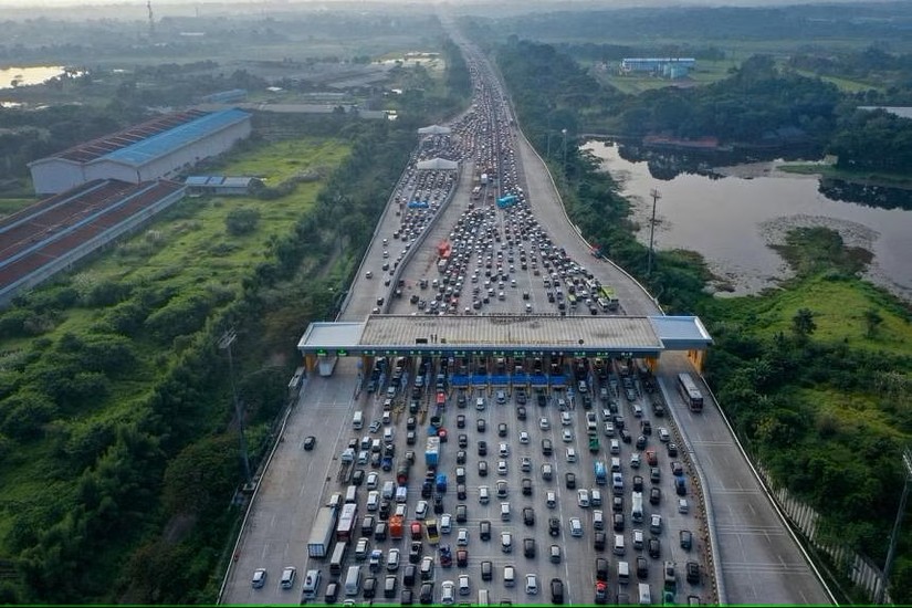 &Ugrave;n tắc giao th&ocirc;ng tại một trạm thu ph&iacute; đường cao tốc khi người Hồi gi&aacute;o Indonesia trở về qu&ecirc; hương để ăn mừng lễ Eid al-Fitr. Ảnh: Straits Times