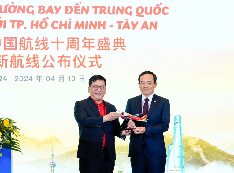 Ph&oacute; Thủ tướng Trần Lưu Quang ch&uacute;c mừng Vietjet với đường bay mới.
