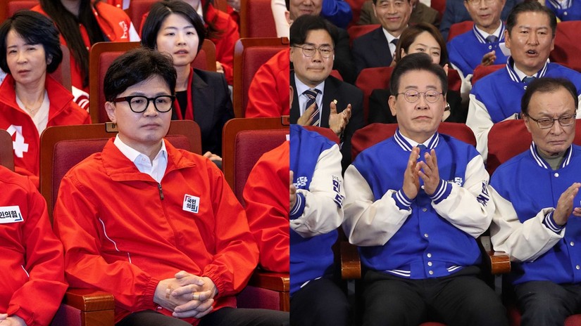 L&atilde;nh đạo đảng PPP cầm quyền Han Dong-hoon (tr&aacute;i) v&agrave; l&atilde;nh đạo đảng DP đối lập Lee Jae-myung (phải) tại Quốc hội H&agrave;n Quốc, ng&agrave;y 10/4. Ảnh: Yonhap