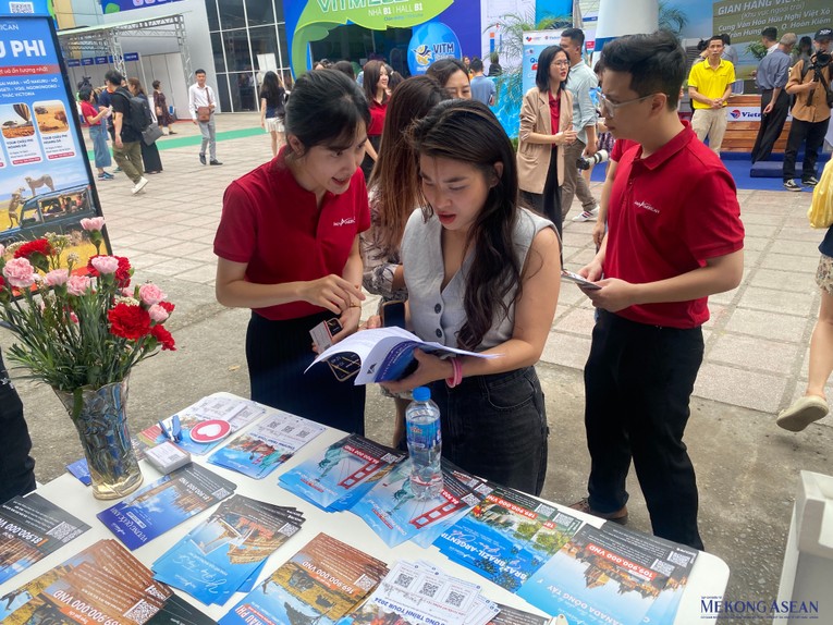 Theo &ocirc;ng Minh, nh&oacute;m du kh&aacute;ch l&agrave; c&aacute;c bạn trẻ, gia đ&igrave;nh trẻ những năm gần đ&acirc;y c&oacute; xu hướng chuộng những tour kiểu &amp;amp;amp;quot;free and easy&amp;amp;amp;quot; hơn l&agrave; c&aacute;c tour c&oacute; hướng dẫn vi&ecirc;n v&agrave; phải gh&eacute;p đo&agrave;n. Loại h&igrave;nh &amp;amp;amp;quot;free and easy&amp;amp;amp;quot; c&ograve;n được biết đến như combo du lịch l&agrave; sự kết hợp giữa dịch vụ h&agrave;ng kh&ocirc;ng với c&aacute;c dịch vụ mặt đất, nhằm đem tới cho kh&aacute;ch h&agrave;ng những sản phẩm trọn g&oacute;i, thuận tiện nhất, đồng thời chi ph&iacute; thấp hơn so với mức gi&aacute; khi h&agrave;nh kh&aacute;ch mua dịch vụ đơn lẻ.