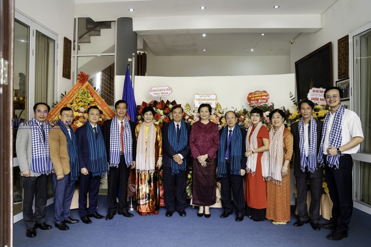 Đại sứ Chea Kimtha chụp ảnh lưu niệm c&ugrave;ng đo&agrave;n Hội VASEAN. Ảnh: Qu&aacute;ch Sơn - Mekong ASEAN