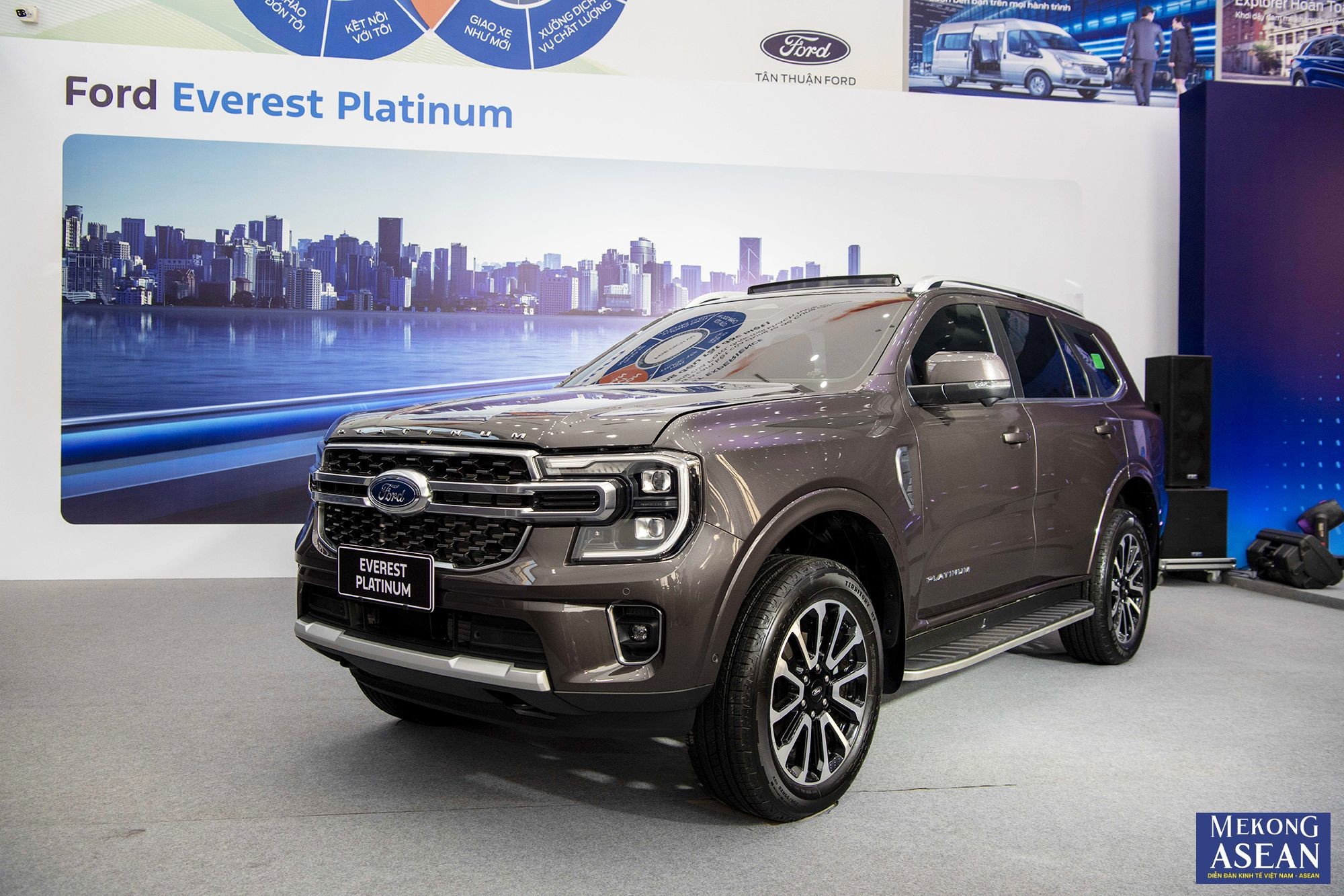 Ford Everest Platinum c&oacute; đầy đủ c&aacute;c t&iacute;nh năng th&ocirc;ng minh hỗ trợ tối đa cho người l&aacute;i: Hệ thống kiểm so&aacute;t h&agrave;nh tr&igrave;nh th&iacute;ch ứng (ACC), hệ thống cảnh b&aacute;o lệch l&agrave;n v&agrave; hỗ trợ duy tr&igrave; l&agrave;n đường (LKA), hỗ trợ phanh khẩn cấp khi gặp chướng ngại vật (AEB) v&agrave; cảnh b&aacute;o điểm m&ugrave; kết hợp xe cắt ngang (BLIS).