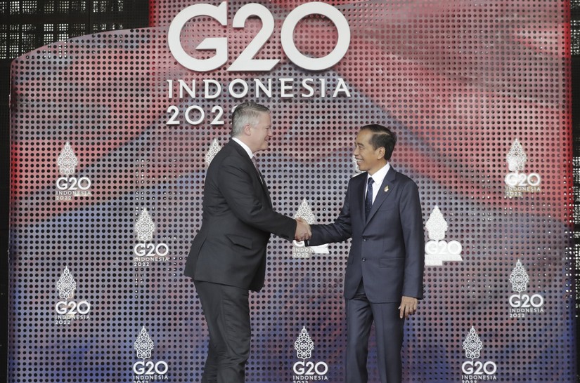 Tổng thống Indonesia Joko Widodo (phải) ch&agrave;o Tổng thư k&yacute; Tổ chức Hợp t&aacute;c v&agrave; Ph&aacute;t triển Kinh tế (OECD) Mathias Cormann (tr&aacute;i) tại Hội nghị thượng đỉnh G20 ở Bali, Indonesia, ng&agrave;y 15/22/2022. Ảnh: Times of Israel