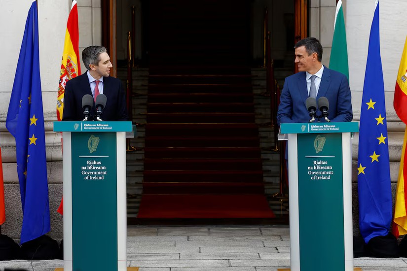 Thủ tướng T&acirc;y Ban Nha Pedro Sanchez v&agrave; Thủ tướng Ireland Simon Harris. Ảnh: Reuters