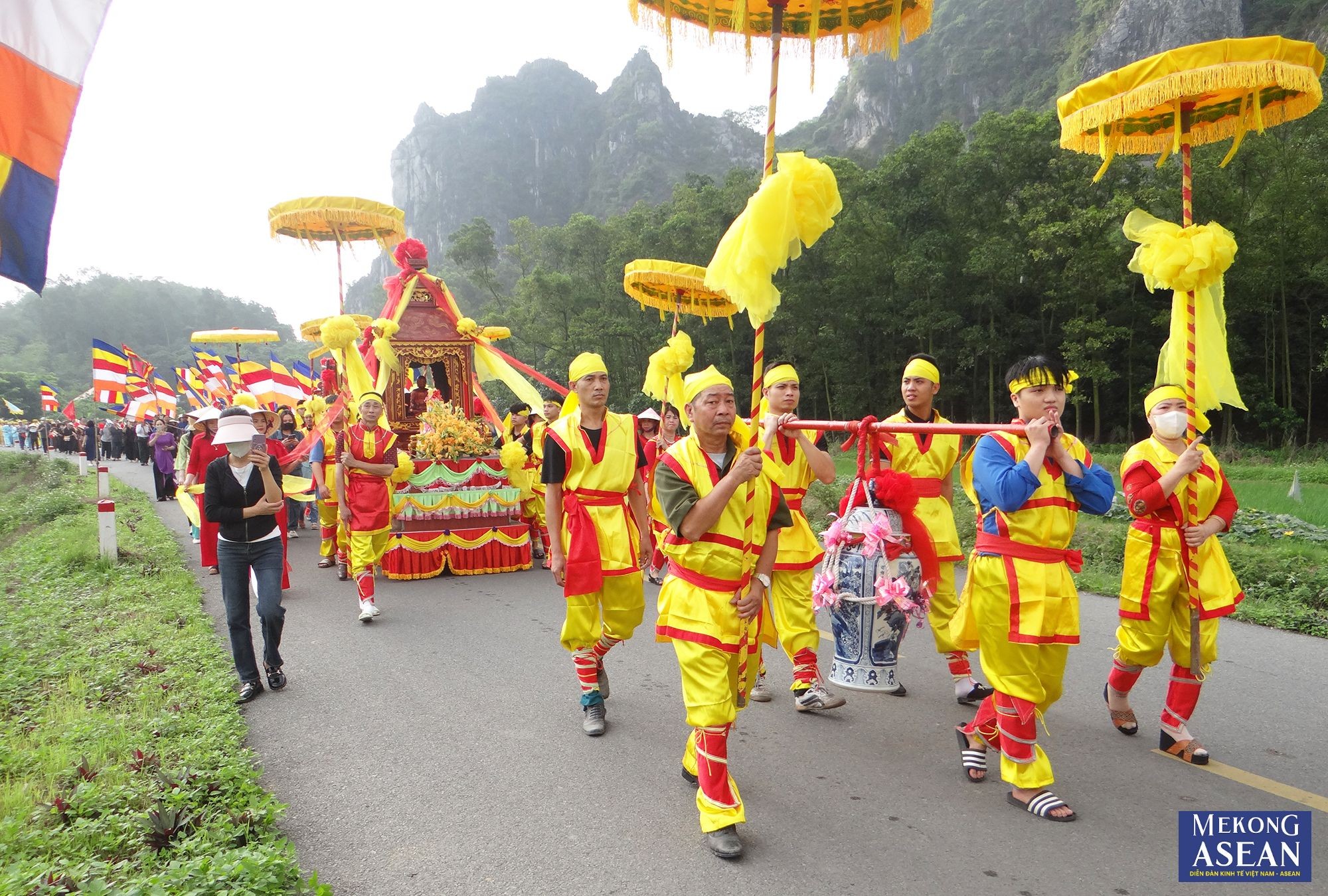 Trước đ&oacute;, cũng trong s&aacute;ng nay (13/4) đ&atilde; diễn ra lễ rước nước tại ch&ugrave;a Nhẫm Dương. Trong ảnh: Đo&agrave;n rước di chuyển từ ch&ugrave;a Nhẫm Dương đến giếng Nhẫm (tại khu d&acirc;n cư Nhẫm Dương, phường Duy T&acirc;n) để thực hiện nghi thức lấy nước.