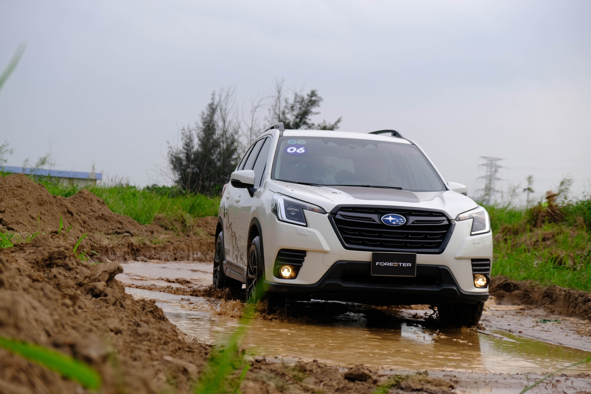 Subaru Forester l&agrave; mẫu SUV cỡ C được nhập khẩu nguy&ecirc;n chiếc từ Th&aacute;i Lan. Sản phẩm n&agrave;y sở hữu những điểm nhấn như hệ dẫn động 4 b&aacute;nh to&agrave;n thời gian đối xứng SAWD ti&ecirc;u chuẩn, đi k&egrave;m động cơ Boxer, hệ thống an to&agrave;n EyeSight 4.0 v&agrave; chế độ X-Mode với chức năng hỗ trợ đổ đ&egrave;o.