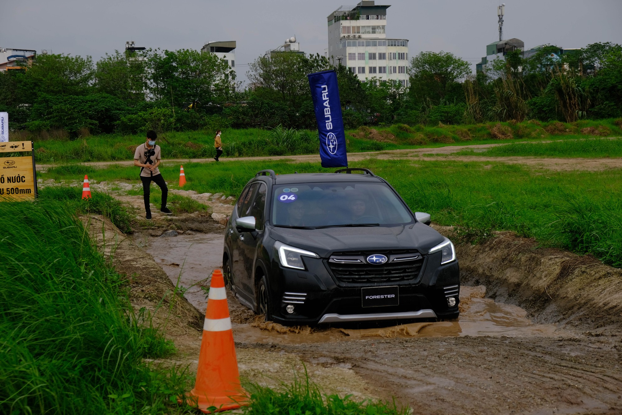 Một trong những thử th&aacute;ch mới nhất của cung đường năm nay l&agrave; hố s&acirc;u b&ugrave;n lầy trơn trượt. Th&ocirc;ng qua chướng ngại vật n&agrave;y, người l&aacute;i c&oacute; thể thử nghiệm khả năng vận h&agrave;nh kh&aacute;c biệt của Subaru Forester nhờ sự kết hợp mượt m&agrave; của Hệ Dẫn Động 4 B&aacute;nh To&agrave;n Thời Gian Đối Xứng SAWD, chức năng X-MODE v&agrave; Hệ thống kiểm so&aacute;t c&acirc;n bằng th&acirc;n xe (VDC) c&ugrave;ng với ưu thế của khoảng s&aacute;ng gầm cao 220mm gi&uacute;p Forester chinh phục địa h&igrave;nh b&ugrave;n lầy. X-MODE v&agrave; Hệ thống VDC sẽ cho ph&eacute;p Forester dễ d&agrave;ng vượt qua địa h&igrave;nh gồ ghề trong t&igrave;nh huống một b&aacute;nh xe bị mất lực b&aacute;m ho&agrave;n to&agrave;n khiến xe dễ bị kẹt lại.