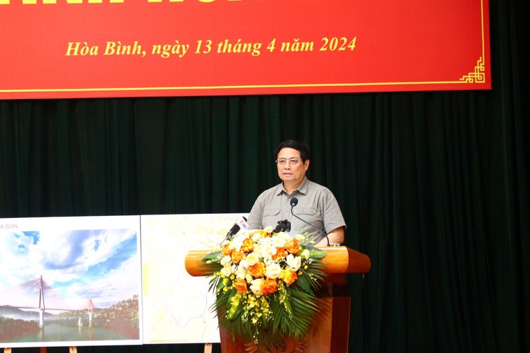 Thủ tướng Phạm Minh Ch&iacute;nh ph&aacute;t biểu tại cuộc l&agrave;m việc. Ảnh: CTTĐT Ho&agrave; B&igrave;nh