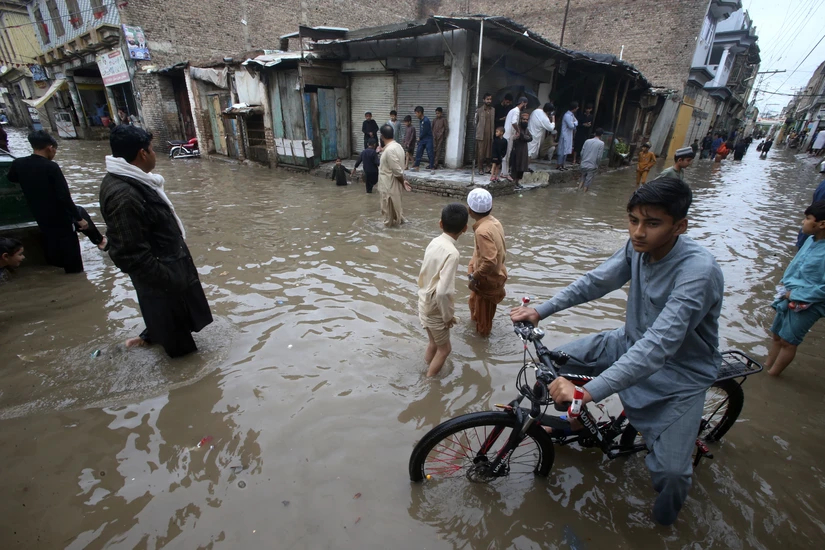 Lũ lụt do mưa lớn tại Peshawar, Pakistan ng&agrave;y 15/4/2024. Ảnh: AP