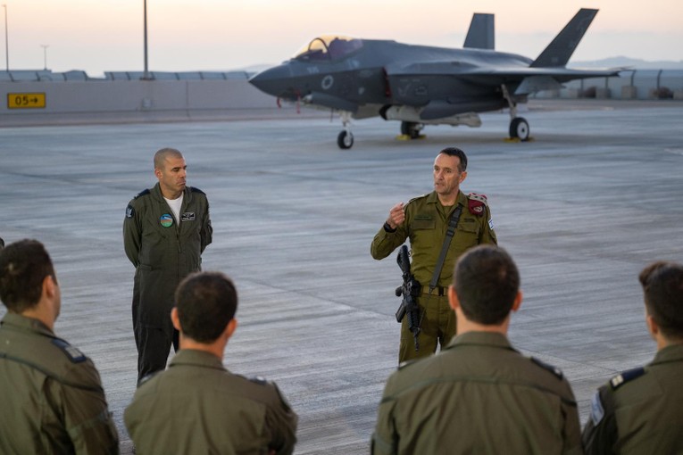 Tham mưu trưởng Lực lượng Ph&ograve;ng vệ Israel (IDF) Herzi Halevi ph&aacute;t biểu tại căn cứ kh&ocirc;ng qu&acirc;n Nevatim, ng&agrave;y 15/4. Ảnh: IDF