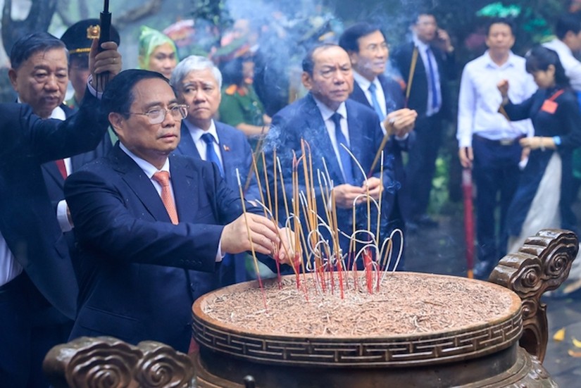 Thủ tướng Phạm Minh Ch&iacute;nh d&acirc;ng hương tưởng niệm c&aacute;c Vua H&ugrave;ng. Ảnh: VGP