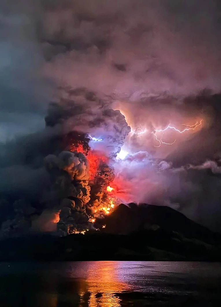 H&igrave;nh ảnh n&uacute;i lửa Ruang phun tr&agrave;o ng&agrave;y 17/4/2024 tại Bắc Sulawesi, Indonesia. Ảnh: Getty Images