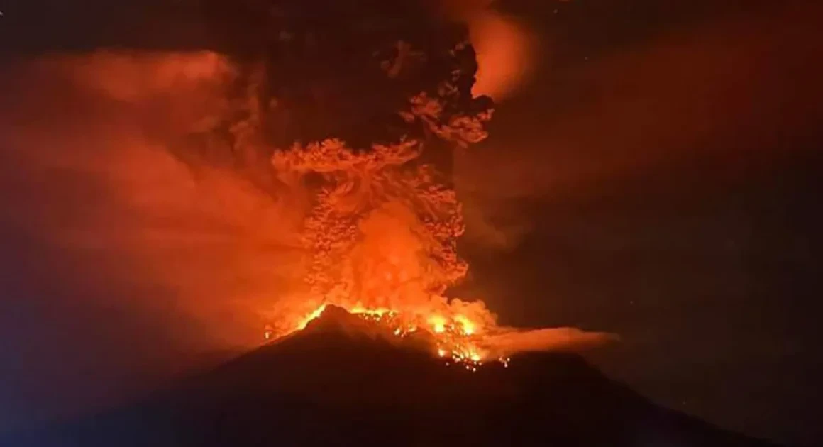 Indonesia: Núi lửa phun trào gây lo ngại sóng thần