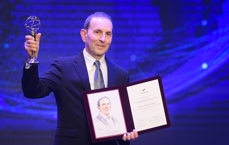 GS. Daniel Joshua Drucker (Viện nghi&ecirc;n cứu Lunenfeld-Tanenbaum, Đại học Toronto, Canada), chủ nh&acirc;n Giải Đặc biệt VinFuture 2023 d&agrave;nh cho nh&agrave; khoa học nghi&ecirc;n cứu c&aacute;c lĩnh vực mới vừa được tạp ch&iacute; Time b&igrave;nh chọn Top 100 nh&acirc;n vật ảnh hưởng nhất thế giới 2024.