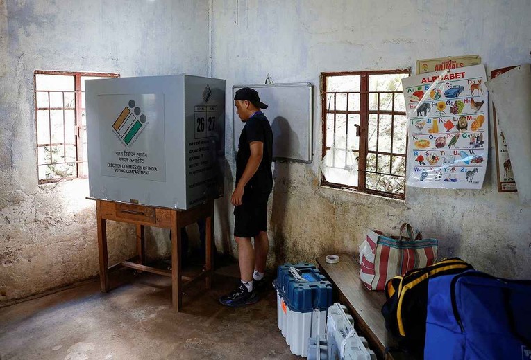 Nh&acirc;n vi&ecirc;n dựng quầy bỏ phiếu ở l&agrave;ng Nongriat ở Shillong thuộc bang Meghalaya ph&iacute;a đ&ocirc;ng bắc Ấn Độ, ng&agrave;y 18/4/2024. Ảnh; The Japan Times
