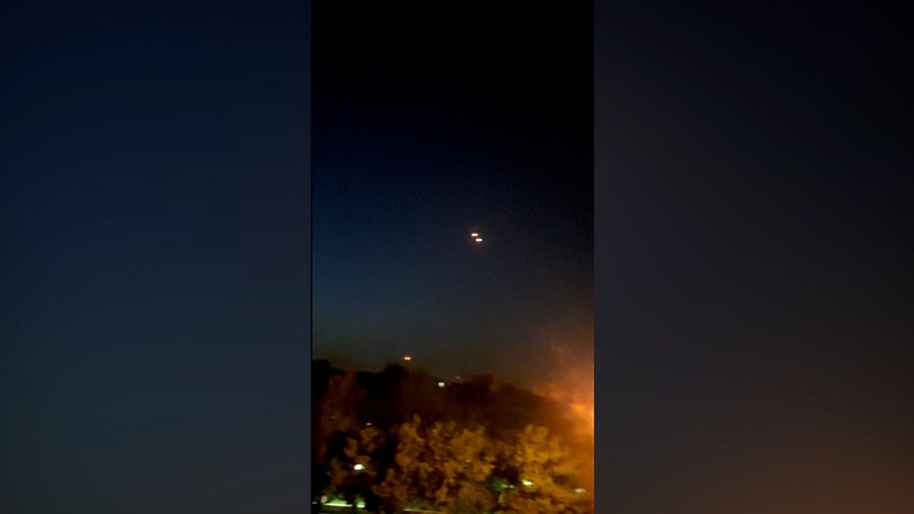 Những tia chớp tr&ecirc;n bầu trời Isfahan, Iran sau những b&aacute;o c&aacute;o về vụ nổ. Ảnh: IRGC