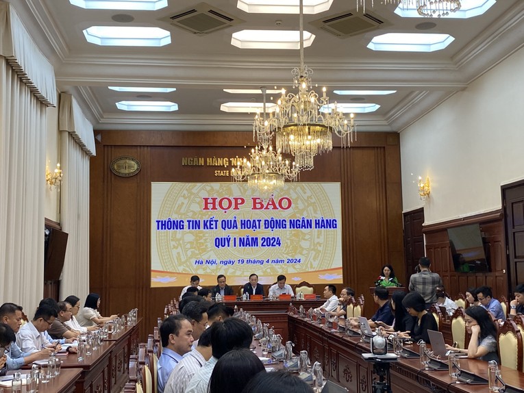 To&agrave;n cảnh họp b&aacute;o Ng&acirc;n h&agrave;ng Nh&agrave; nước ng&agrave;y 19/4.