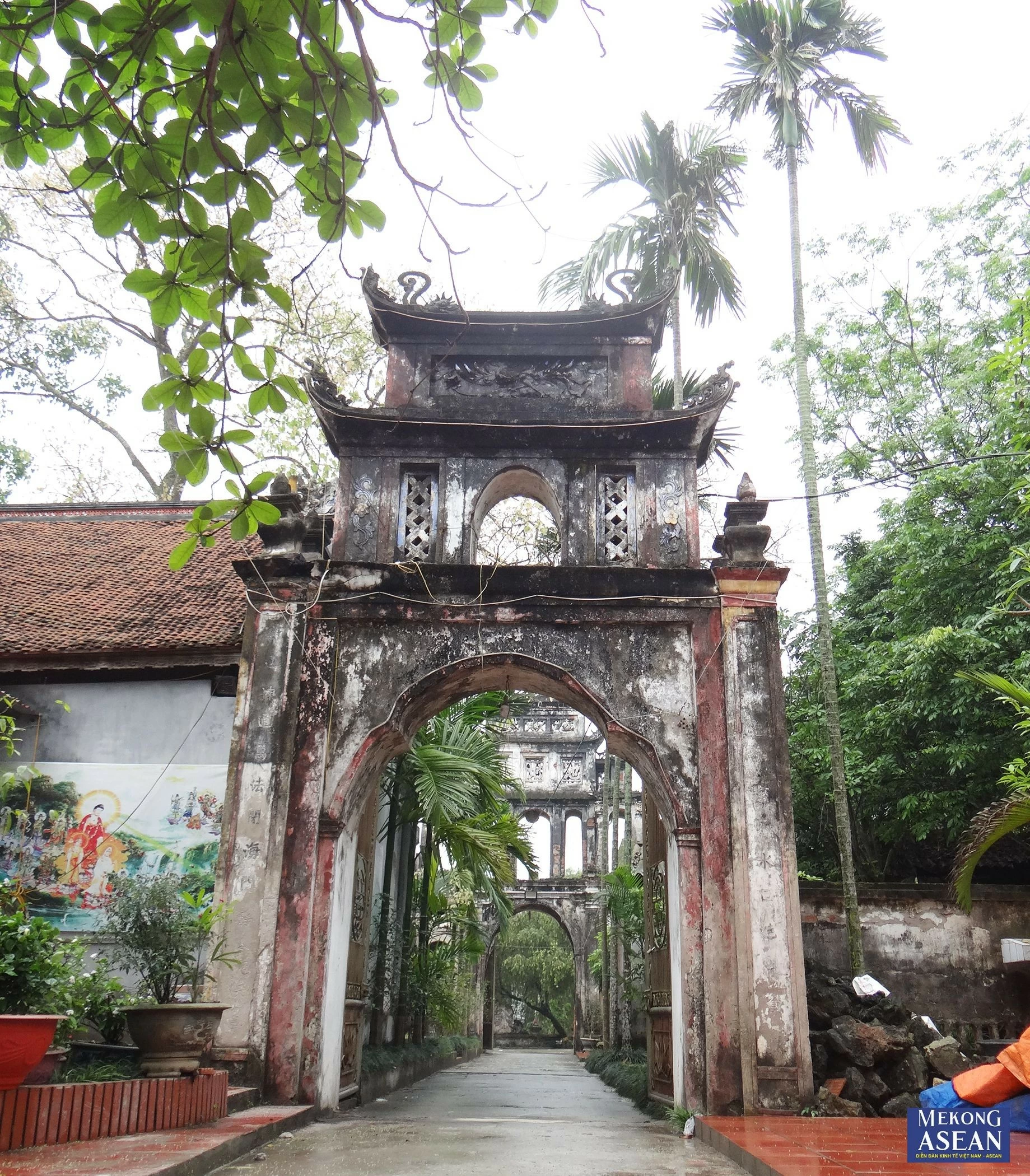 Ban quản l&yacute; di t&iacute;ch ch&ugrave;a Tr&ocirc;ng cho biết, cổng tr&aacute;i đền Tr&ocirc;ng do thợ Hồng Ph&uacute;c (huyện Ninh Giang) thực hiện, cổng phải do thợ đến từ tỉnh Th&aacute;i B&igrave;nh thực hiện. Điểm kh&aacute;c biệt l&agrave; hoạ tiết trang tr&iacute;, thợ Th&aacute;i B&igrave;nh đắp th&ecirc;m &amp;amp;amp;quot;Long cuốn thuỷ&amp;amp;amp;quot;, thợ Hồng Ph&uacute;c đắp th&ecirc;m &amp;amp;amp;quot;phượng chầu&amp;amp;amp;quot;. Nhờ đ&oacute;, c&ocirc;ng tr&igrave;nh c&oacute; dấu ấn lịch sử ri&ecirc;ng. Hệ thống cổng đền kh&ocirc;ng chỉ l&agrave; mốc giới kh&ocirc;ng gian giữa &amp;amp;amp;quot;Tiền Phật&amp;amp;amp;quot; v&agrave; &amp;amp;amp;quot;Hậu Thần&amp;amp;amp;quot; m&agrave; với cấu tr&uacute;c đồng bộ c&ograve;n tạo n&ecirc;n vẻ đẹp ho&agrave;nh tr&aacute;ng của cụm di t&iacute;ch đền, ch&ugrave;a Tr&ocirc;ng.