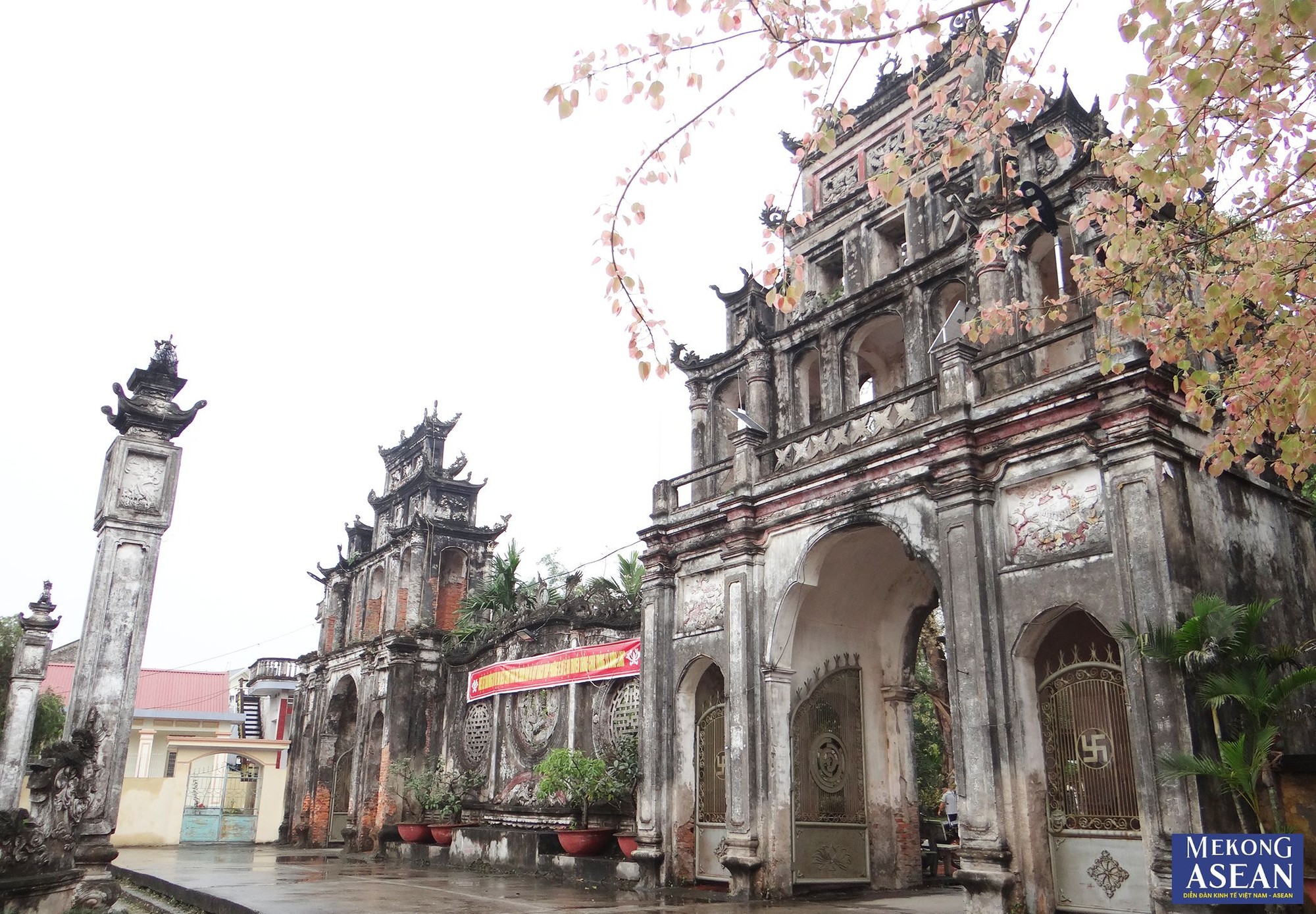 Tam quan ch&ugrave;a Tr&ocirc;ng - một c&ocirc;ng tr&igrave;nh kiến tr&uacute;c độc đ&aacute;o v&agrave; quy m&ocirc; lớn nhất tỉnh Hải Dương, c&oacute; chiều cao 19m, d&agrave;i 27,5m, rộng 3,5m. C&ocirc;ng tr&igrave;nh được cấu tạo gồm 2 cổng lớn gồm cổng Đ&ocirc;ng v&agrave; cổng T&acirc;y. Kết cấu cổng Tam quan gồn 4 tầng &amp;amp;amp;quot;chồng di&ecirc;m, cổ c&aacute;c&amp;amp;amp;quot;, tầng một c&oacute; 3 cửa v&ograve;m cuốn, tầng 2 c&oacute; 5 cửa v&ograve;m cuốn, tầng 3 c&oacute; 3 &ocirc; trang tr&iacute; gắn đại tự &amp;amp;amp;quot;Bắc địa đồng&amp;amp;amp;quot; (Kho đồng đất Bắc), tầng 4 c&oacute; 3 &ocirc; trang tr&iacute; hoạ ti&ecirc;u &amp;amp;amp;quot;Tứ linh&amp;amp;amp;quot; quen thuộc (long ly quy phượng đ&atilde; c&aacute;ch điệu), tr&ecirc;n n&oacute;c được đắp nổi h&igrave;nh tượng &amp;amp;amp;quot;Lưỡng long chầu nguyệt&amp;amp;amp;quot; (Do m&aacute;i thu nhỏ n&ecirc;n c&aacute;c nghệ nh&acirc;n đ&atilde; sử dụng rồng k&igrave;m).