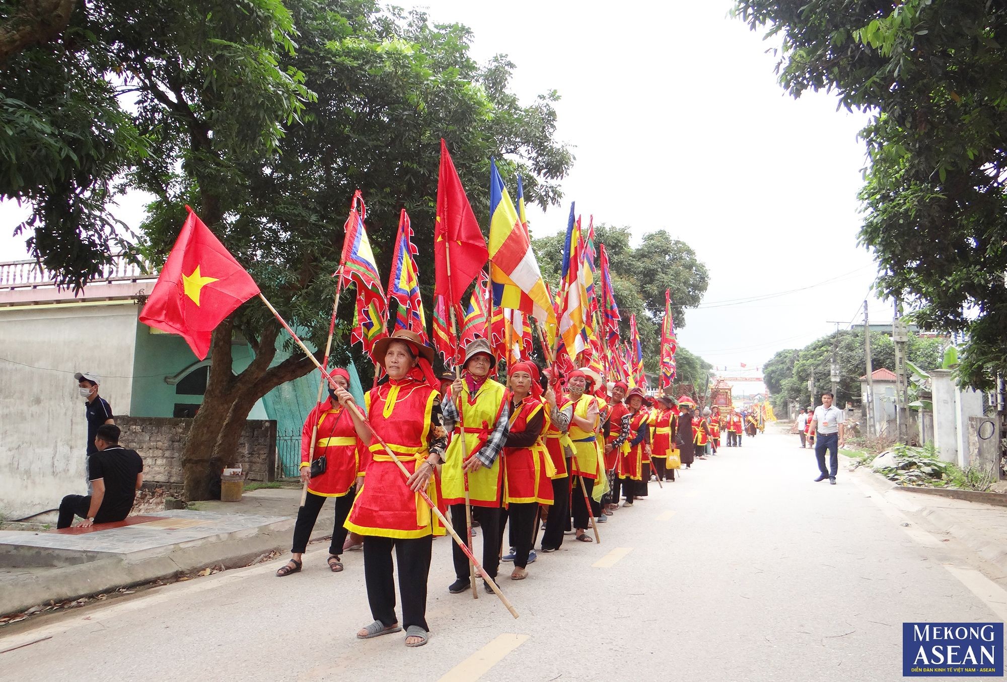 H&agrave;ng trăm người tham gia lễ rước nước ch&ugrave;a Tr&ocirc;ng x&atilde; Hưng Long.